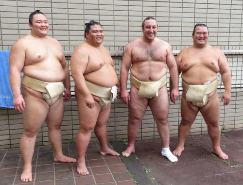 ファンサービス後に記念撮影に納まる、いずれも優勝経験者の右から琴奨菊、栃ノ心、御嶽海、朝乃山
