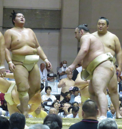 ぶつかり稽古で栃ノ心（手前右）に胸を借りた琴ノ若（左）
