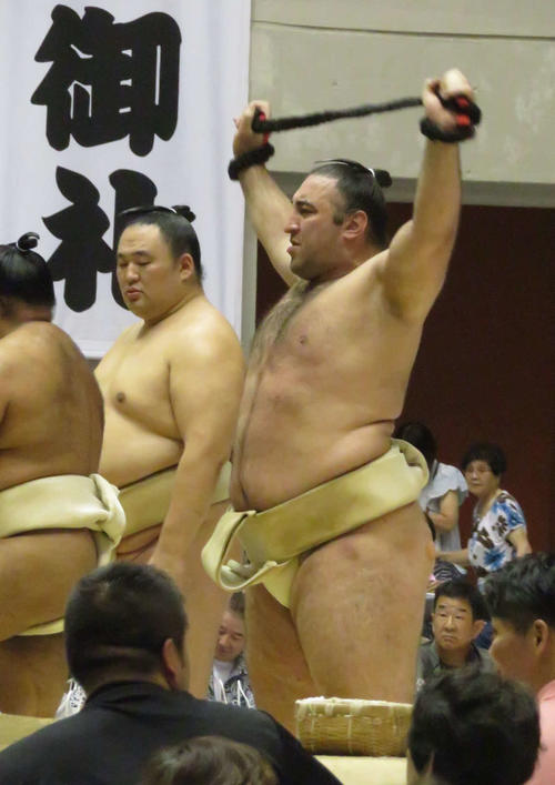 土俵下で筋力強化に努める栃ノ心（右）