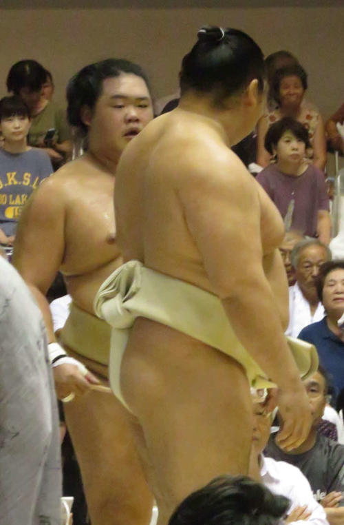 ぶつかり稽古後、鶴竜（手前）にアドバイスを受ける明生