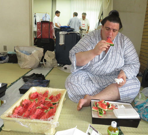差し入れされた好物のすいかを、支度部屋でほおばる碧山