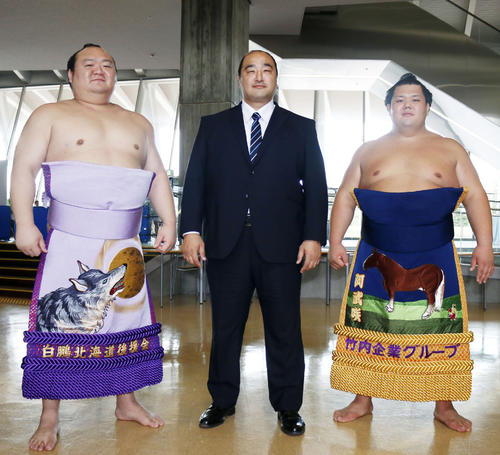 青森市で行われた巡業に参加した地元出身の、左から宝富士、元安美錦の安治川親方、阿武咲（撮影・佐藤礼征）