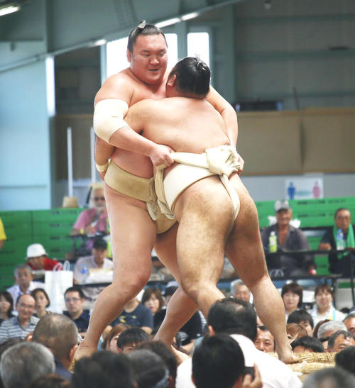 三番稽古で琴恵光をつり上げる白鵬（左）（撮影・佐藤礼征）