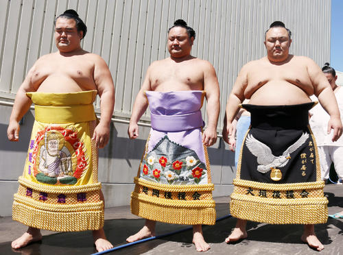 元横綱琴桜で先代佐渡ケ嶽親方の命日に黙とうをささげる佐渡ケ嶽部屋の関取衆。左から琴奨菊、琴恵光、琴勇輝（撮影・佐藤礼征）