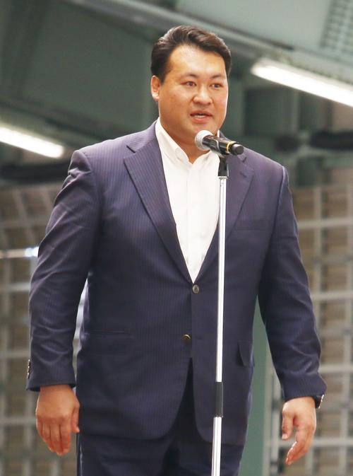 青森・板柳町で行われた夏巡業で勧進元を務めた元関脇追手海の斉藤直飛人氏（撮影・佐藤礼征）