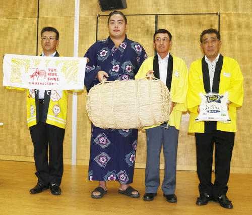 地元北海道のお米「ふっくりんこ」を贈呈された一山本（左から2番目）（撮影・佐藤礼征）