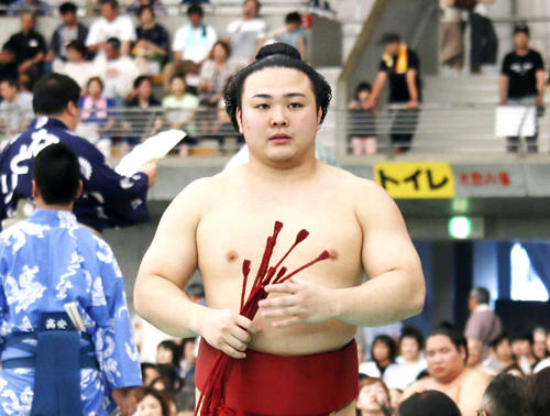 取組を終えて花道へ引き揚げる炎鵬（撮影・佐藤礼征）