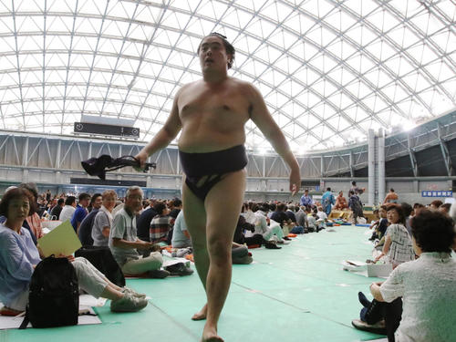 取組を終え引き揚げる一山本（撮影・西塚祐司）