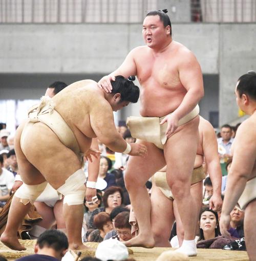 朝稽古で志摩ノ海（左）に稽古をつける白鵬（撮影・佐藤礼征）