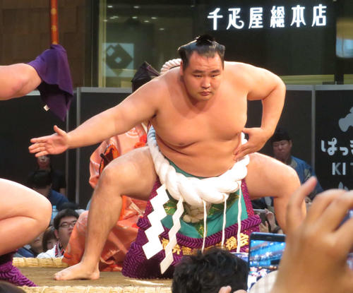 夏巡業全興行で土俵入りを行った鶴竜