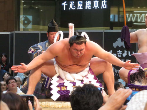 夏巡業全興行で土俵入りを行った白鵬