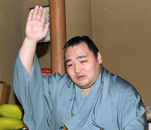 優勝を狙う鶴竜は右手を上げる（撮影・滝沢徹郎）