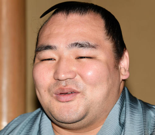 笑顔で報道陣の取材に応じる鶴竜（撮影・滝沢徹郎）