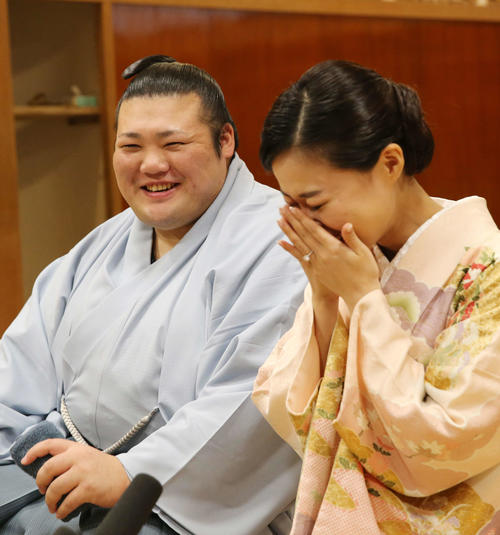 結婚会見で笑顔を見せる豊山（左）と真梨絵夫人（撮影・河野匠）