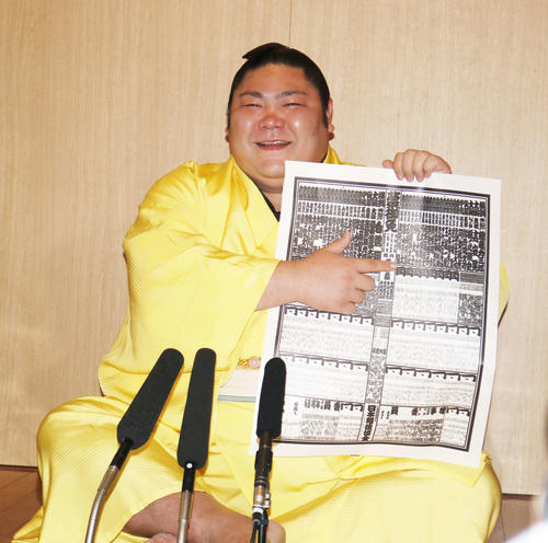 新入幕会見で自身のしこ名が入った番付表を指さす剣翔（撮影・佐藤礼征）