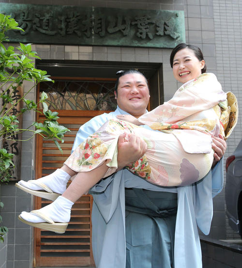 結婚会見後、部屋の前で真梨絵夫人（右）を抱え上げる豊山（撮影・河野匠）