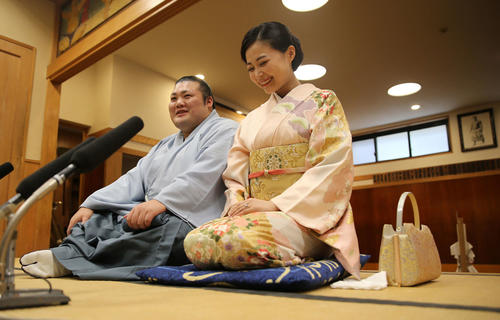結婚会見で笑顔を見せる豊山（左）と真梨絵夫人（撮影・河野匠）