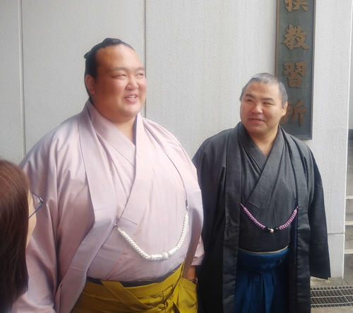力士会に足を運び、会員に引退相撲の実施を呼びかけた元横綱稀勢の里の荒磯親方（左）と元里山の佐ノ山親方