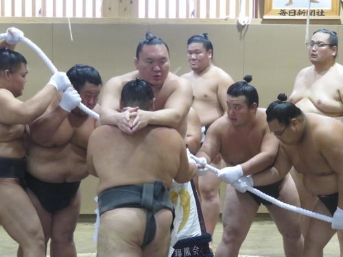 若い衆に新調された綱を締めさせる白鵬（中央）