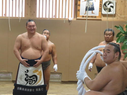 出来上がった新調された綱を見やる白鵬（左）