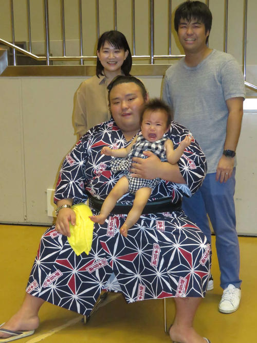 撮影会で抱っこした赤ちゃんに大泣きされた貴景勝