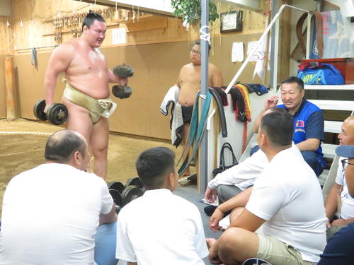 見学に訪れたモンゴル柔道協会の幹部らとウエートトレーニングしながら話す白鵬（後方左）