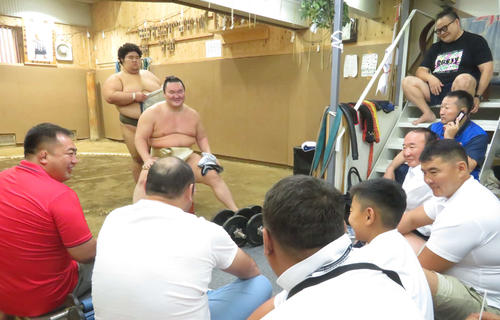 稽古後、見学に訪れていたモンゴル柔道協会の幹部らと談笑する白鵬