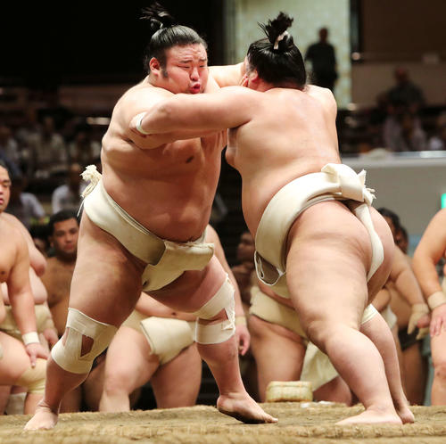 申し合い稽古する貴景勝（左）と明生（撮影・鈴木正人）