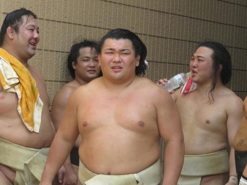 炎鵬（右）らとの充実した稽古を終えリラックスした表情の照強（右から2人目）