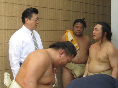 伊勢ケ浜親方（左）のアドバイスを受ける炎鵬（右）と手前は照強