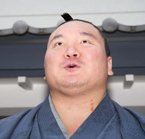 日本国籍取得の報告をする白鵬（撮影・河田真司）