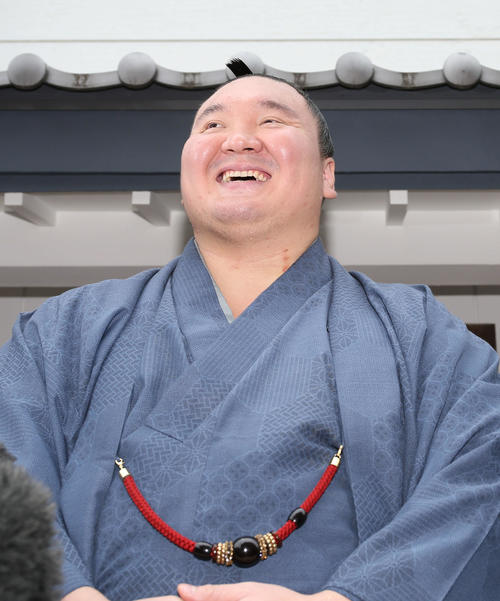 報道陣に笑顔で日本国籍取得の報告をする白鵬（撮影・河田真司）