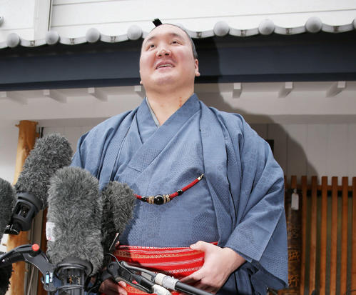 報道陣の前に姿を見せる白鵬は笑顔で日本国籍取得の報告をする（撮影・河田真司）