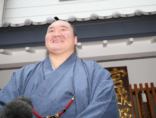 笑顔で日本国籍取得の報告をする白鵬（撮影・河田真司）