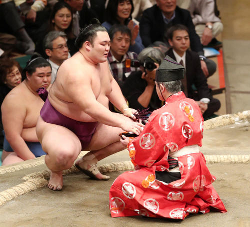 懸賞金を受け取る朝乃山（19年１月）