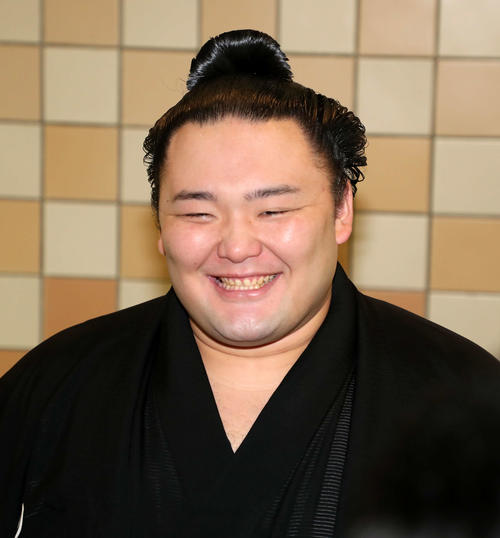 報道陣の質問に笑顔で答える朝乃山（撮影・鈴木正人）