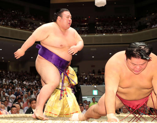 大栄翔（右）を突き落としで破る貴景勝（撮影・鈴木正人）