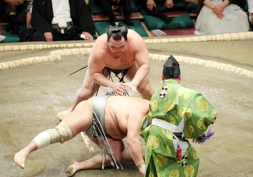 北勝富士（手前）をはたき込みで破る鶴竜（撮影・鈴木正人）