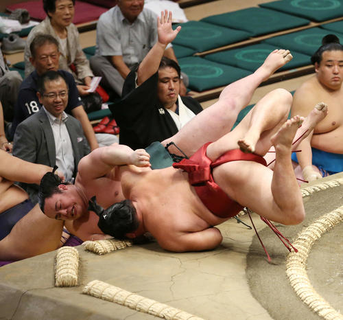 魁勝（奥）を寄り倒しで破る朝玉勢（撮影・河田真司）
