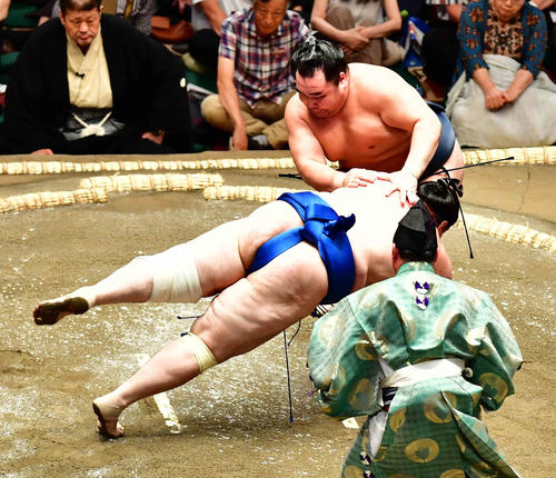 碧山（左）をはたき込みで下す鶴竜（撮影・小沢裕）