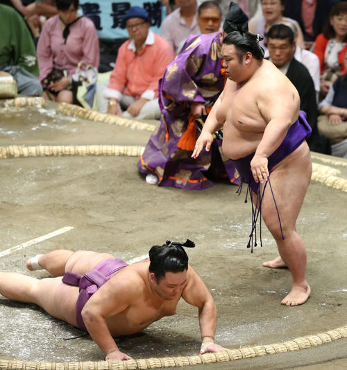 朝乃山（左）をはたき込みで破る貴景勝（撮影・河田真司）