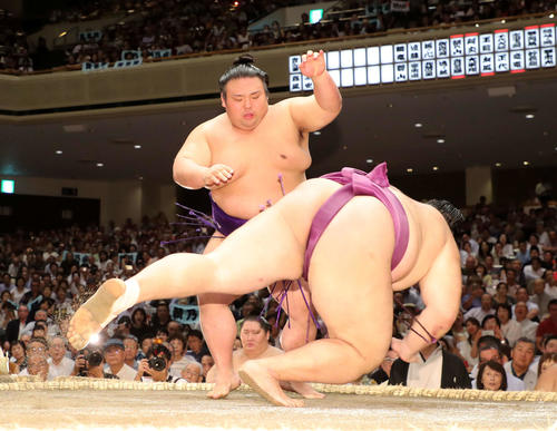 朝乃山（手前）をはたき込みで破る貴景勝（撮影・鈴木正人）