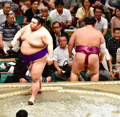 貴景勝（左）は押し出しで友風を下す（撮影・小沢裕）