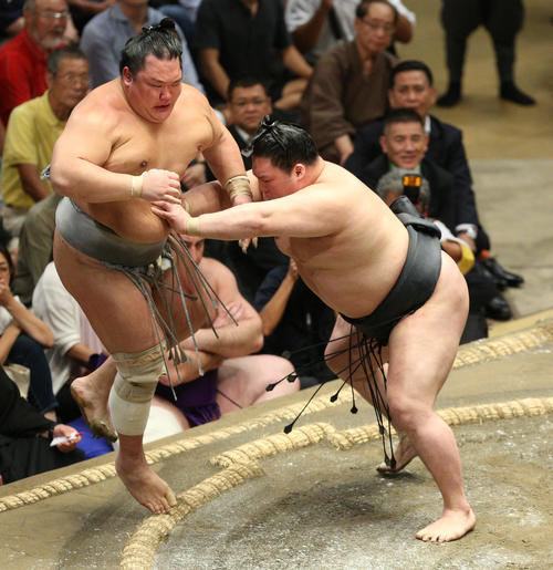 北勝富士（左）を押し出しで破る豪栄道（撮影・中島郁夫）