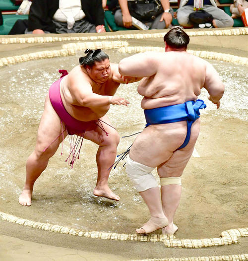 御嶽海（左）は碧山を押し出しで下す（撮影・小沢裕）