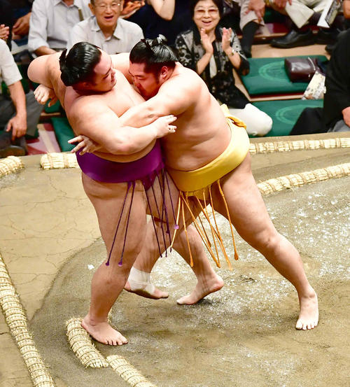 遠藤（右）は朝乃山を寄り切りで下す（撮影・小沢裕）