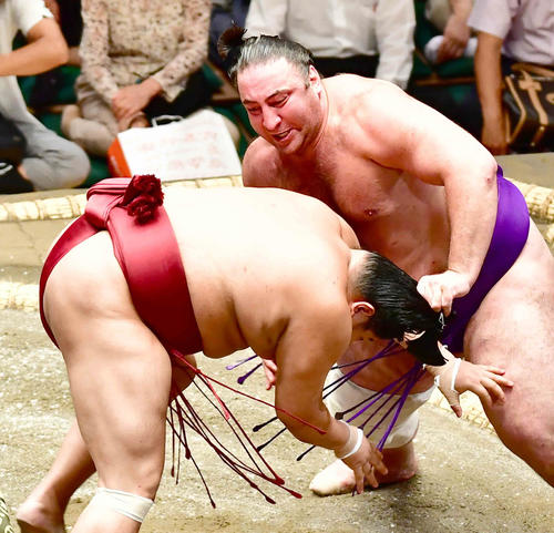栃ノ心（右）は阿炎のまげをつかみ、反則負けとなる（撮影・小沢裕）