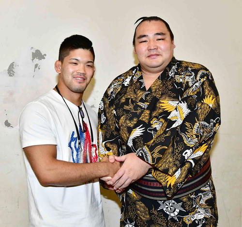 大相撲を観戦に訪れた男子柔道の大野（左）は鶴竜と握手する（撮影・小沢裕）