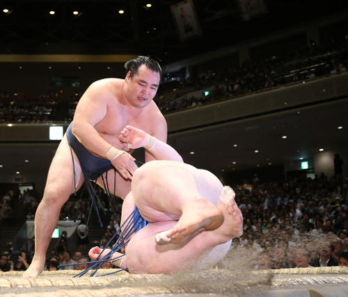 逸ノ城（右）を肩すかしで下す鶴竜（撮影・河田真司）