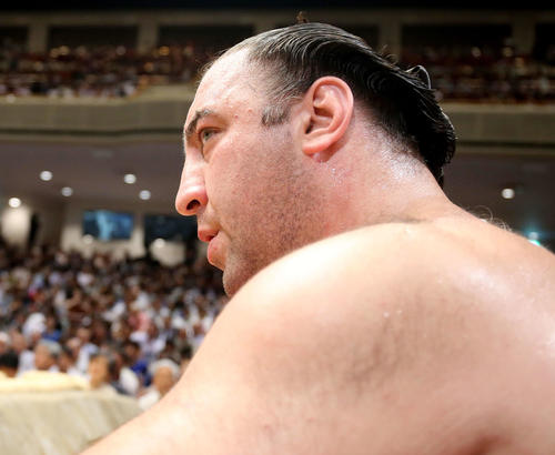 阿炎のまげをつかみ反則負けをした栃ノ心は取組後、険しい表情で土俵を見つめる（撮影・河田真司）